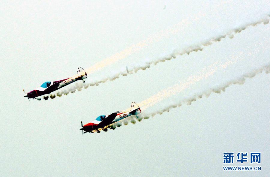 9月13日，特技隊(duì)員在進(jìn)行空中飛行表演。