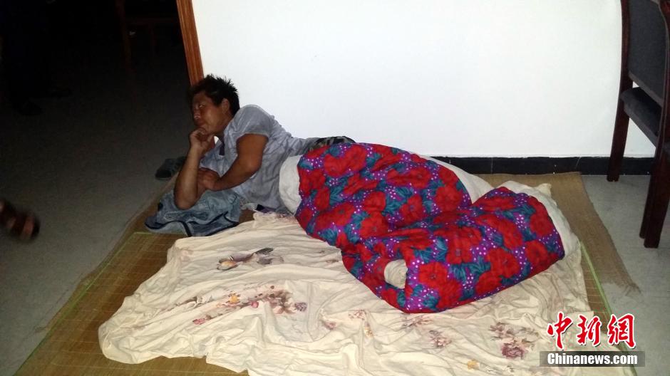 9月22日晚，在象山高塘島鄉(xiāng)的烏巖頭村的農民安置點里，70多名外來務工人員正在休息。