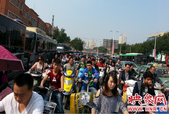 在一些易堵路段車輛仍然“寸步難行”。