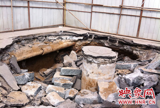 此次路面塌陷的直徑約為3米，深度有2米左右，坑內(nèi)布滿了碎石，路面下方20厘米左右。