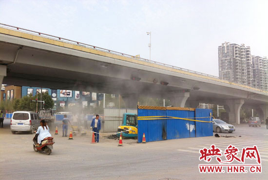 施工單位對塌陷處進行路面切割，造成路面塵土飛揚。