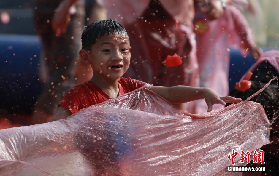 長沙上演“西紅柿大戰(zhàn)”場面火爆 長沙上演“西紅柿大戰(zhàn)”場面火爆