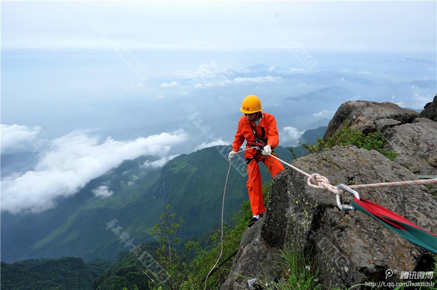 10月5日，峨眉山景區(qū)清潔工彭文才下到巖壁清理游客丟棄的垃圾。