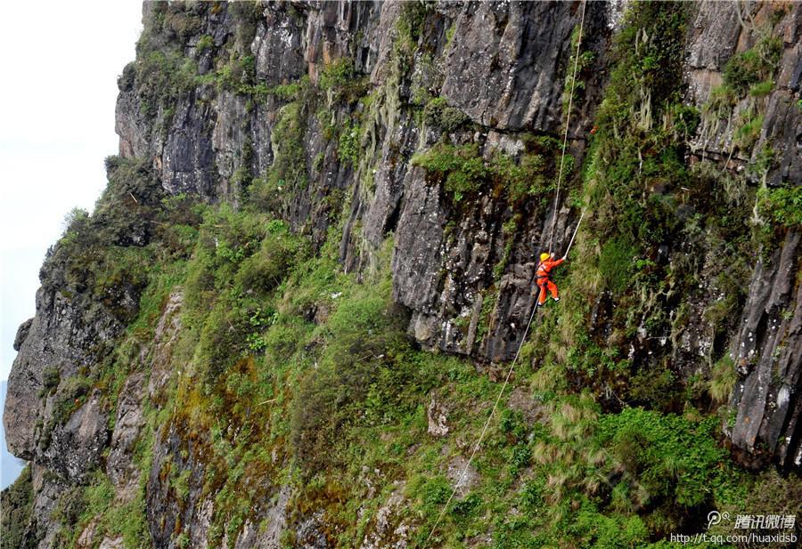 在峨眉山金頂，彭文才是護(hù)欄以外和懸崖區(qū)域唯一的清潔工。