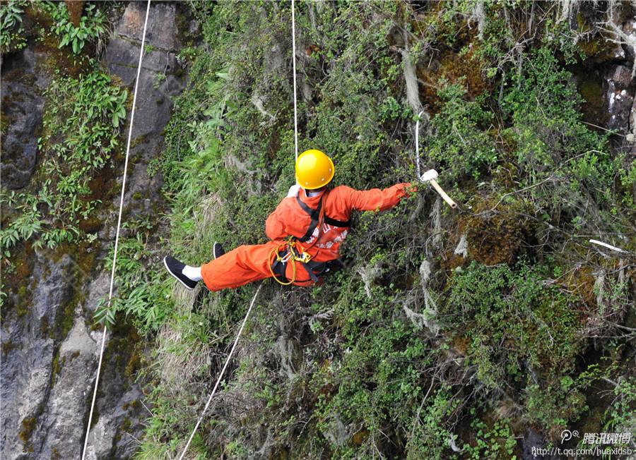 記者了解到，彭文才下到崖壁最深的地方有200多米，往返作業(yè)一次一般都在3小時左右，每年下崖80多次