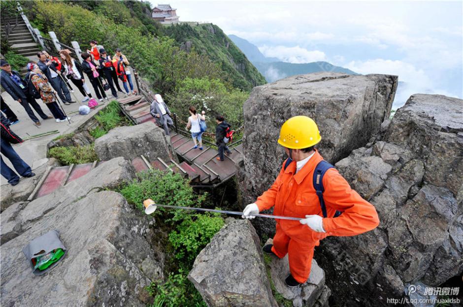 彭文才在撿拾垃圾。