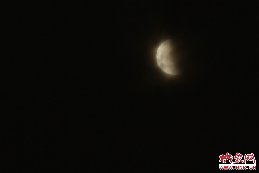 20：02月亮在云層中忽隱忽現(xiàn)。