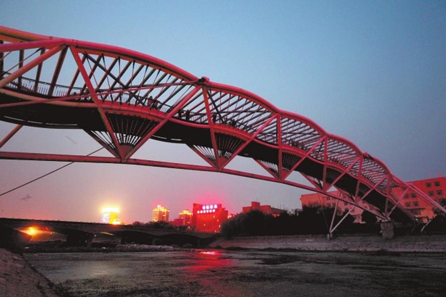 此前三座橋黑燈瞎火，許多人為此不敢從此過(guò)。