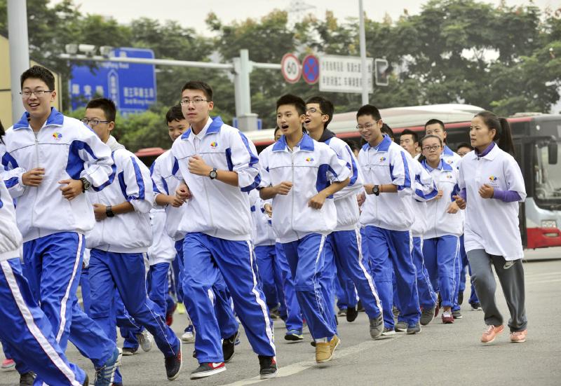 10月14日，成都七中萬達學校實行三年跑六百公里才能畢業(yè)，現(xiàn)場學生開始長跑。