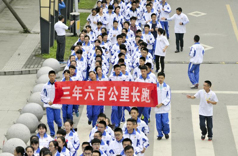 10月14日，成都七中萬達學校實行三年跑六百公里才能畢業(yè)，現(xiàn)場學生開始長跑。