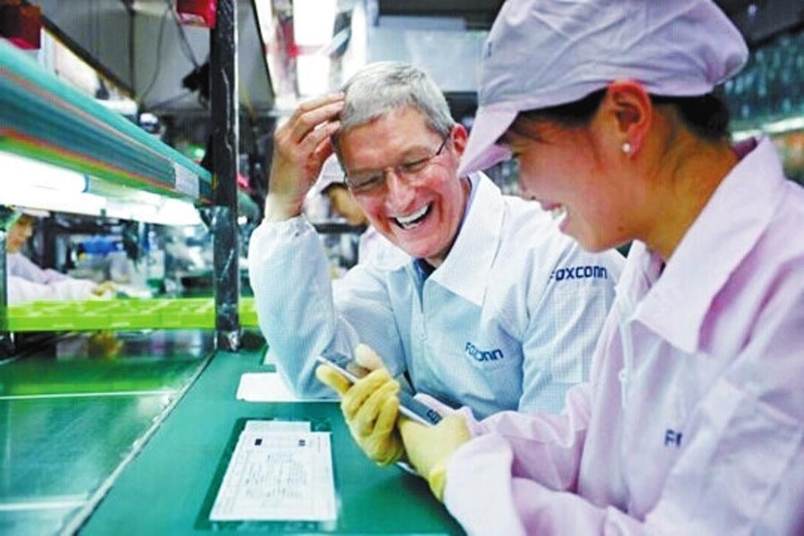 圖為蒂姆·庫(kù)克和一名女工在熱烈地交談。