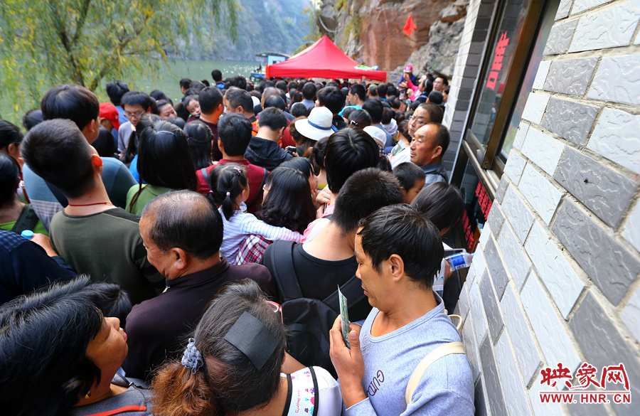 游船售票處前，游客被擠得無法轉(zhuǎn)身