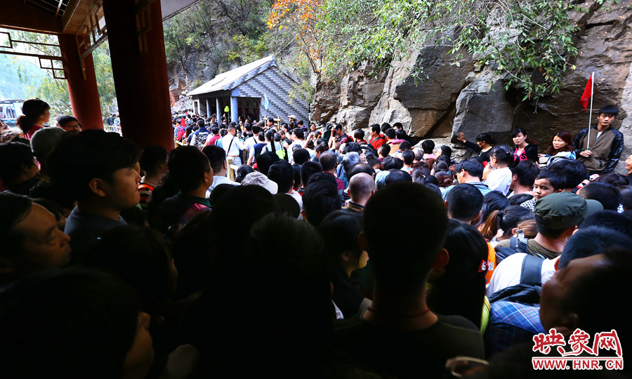 不到百米的碼頭上，等待上船的幾百名游客擁擠在一起