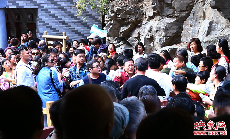 候船碼頭上，游客由于擁擠發(fā)生摩擦沖突