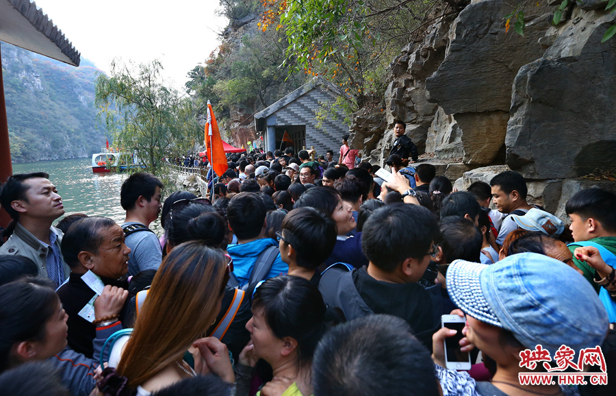 由于景區(qū)沒有良好的疏導(dǎo)和管理，讓游玩的游客被混亂的狀態(tài)破壞了好心情