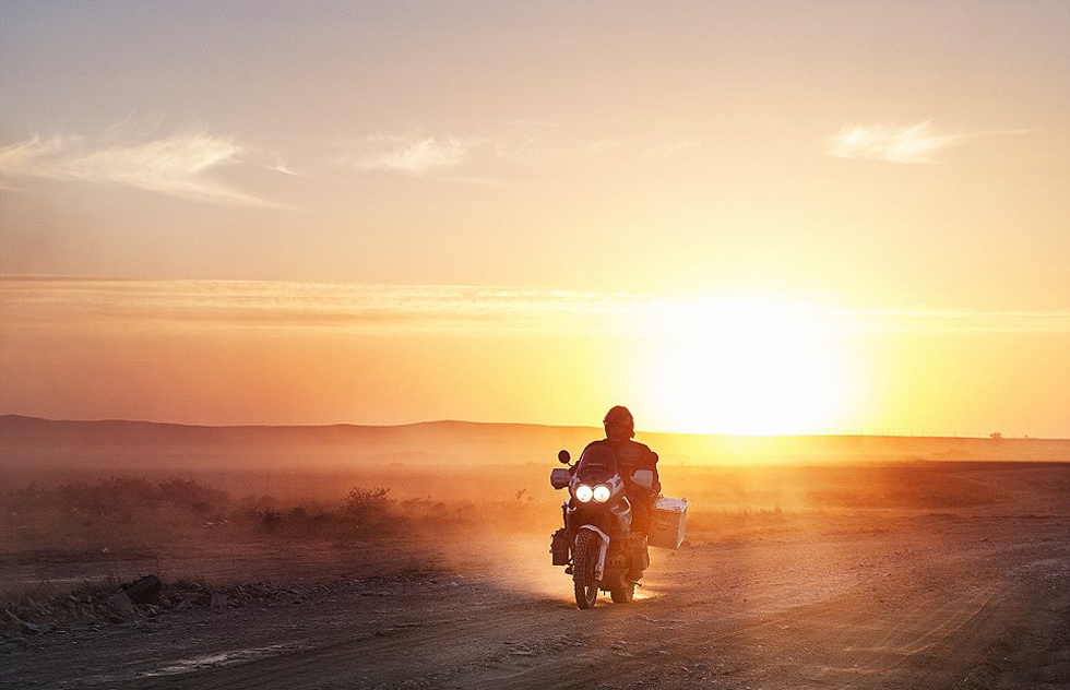 彼得·格里明科在哈薩克斯坦公路上騎行。（網(wǎng)頁截圖）