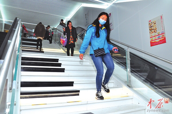 鄭州地鐵會展中心站安裝"鋼琴臺階" 邊下臺階邊彈鋼琴 鄭州地鐵會展中心站安裝"鋼琴臺階" 邊下臺階邊彈鋼琴