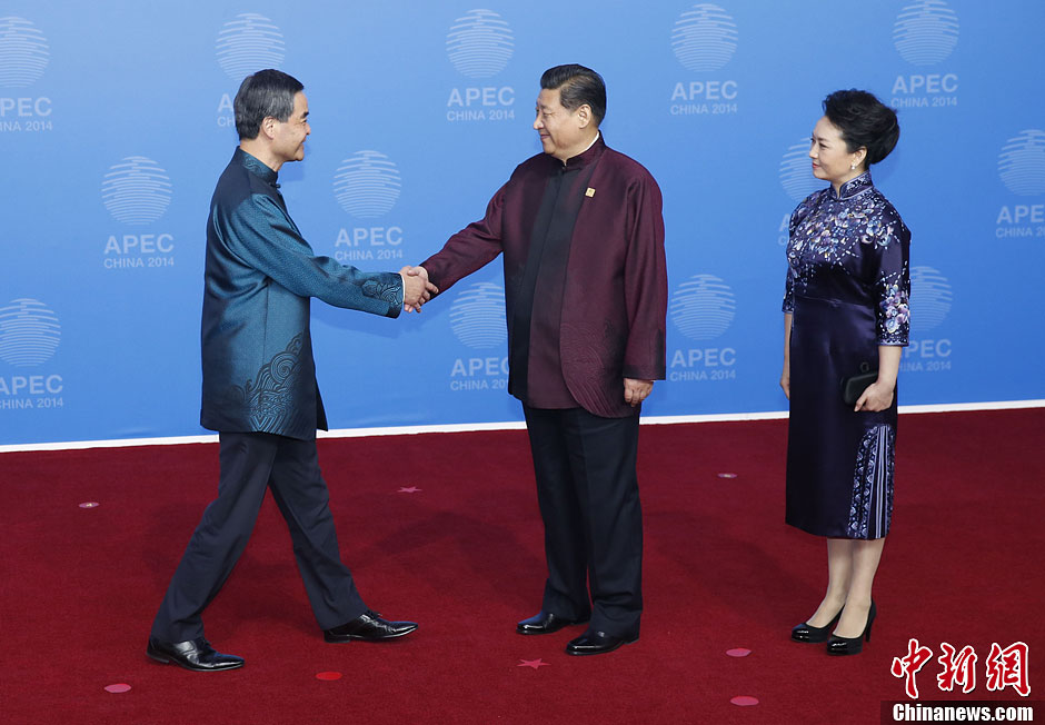 圖為習近平夫婦歡迎中國香港特別行政區(qū)行政長官梁振英。中新社發(fā) 杜洋 攝