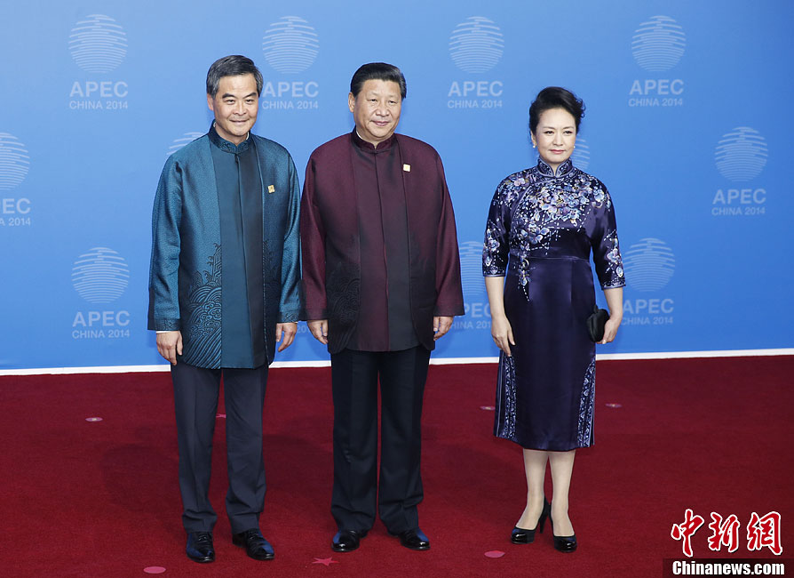 圖為習近平夫婦歡迎中國香港特別行政區(qū)行政長官梁振英。中新社發(fā) 杜洋 攝