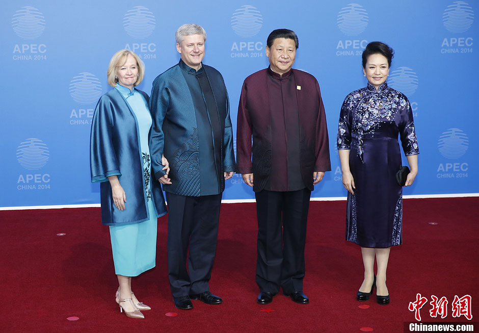 圖為習近平夫婦歡迎加拿大總理哈珀夫婦。中新社發(fā) 杜洋 攝