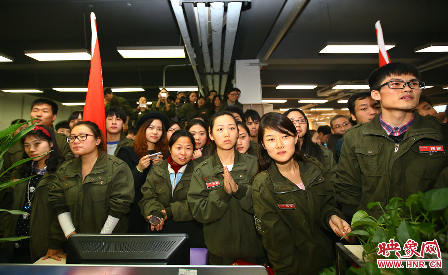 很多員工注視著屏幕上不斷攀升的銷(xiāo)售額，期望能創(chuàng)下新高