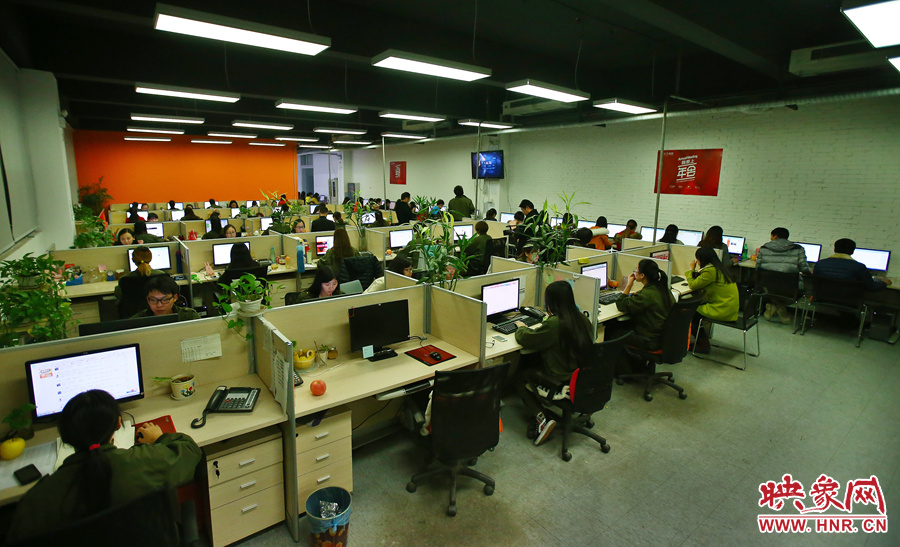 客服大廳內(nèi)，每天電腦前都坐著忙碌的客服人員