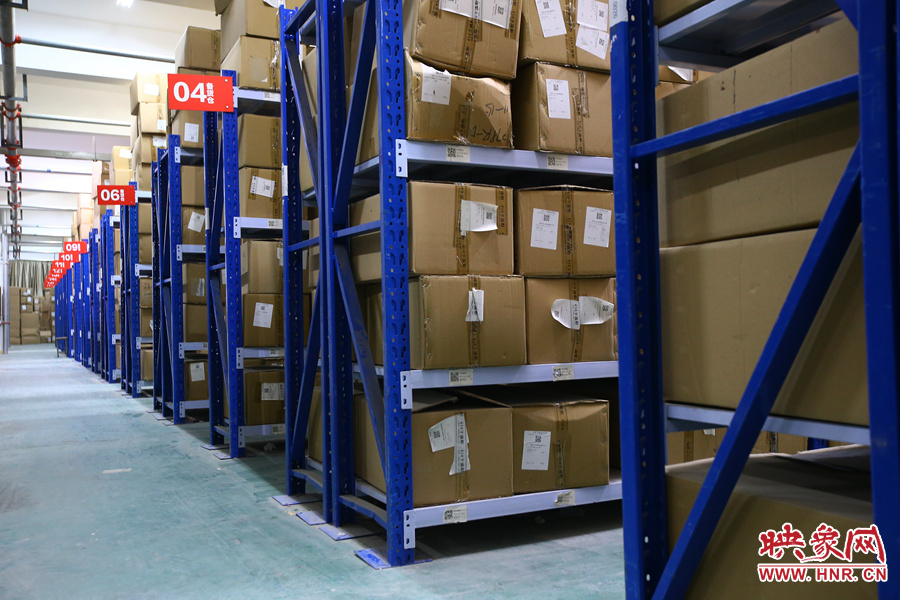 整齊的貨架上放滿(mǎn)了等待出廠的貨物