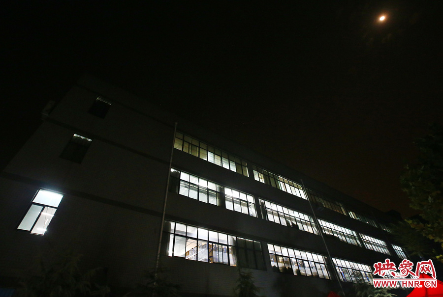 夜已深，燈火通明的大廳內(nèi)卻熱火朝天