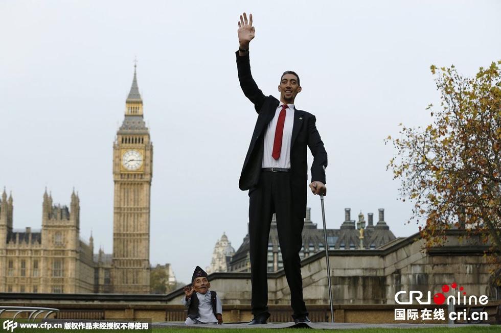 當(dāng)?shù)貢r(shí)間2014年11月13日，英國倫敦，世界上最矮的男子錢德拉·巴哈杜爾·唐吉與世界上最高的男子蘇