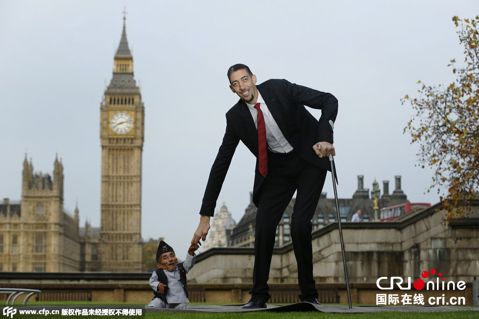 當(dāng)?shù)貢r(shí)間2014年11月13日，英國倫敦，世界上最矮的男子錢德拉·巴哈杜爾·唐吉與世界上最高的男子蘇