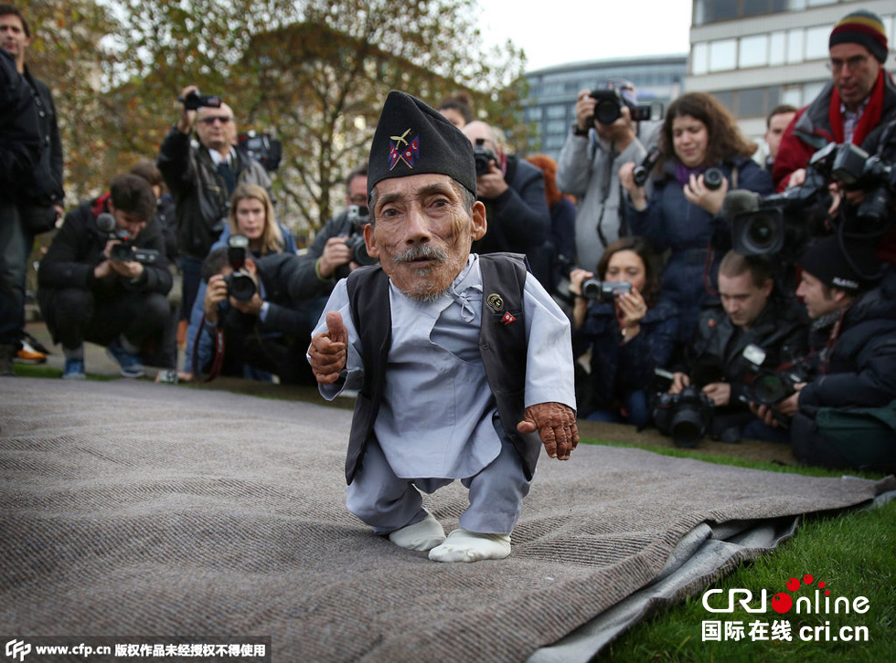 當(dāng)?shù)貢r(shí)間2014年11月13日，英國倫敦，世界上最矮的男子錢德拉·巴哈杜爾·唐吉與世界上最高的男子蘇