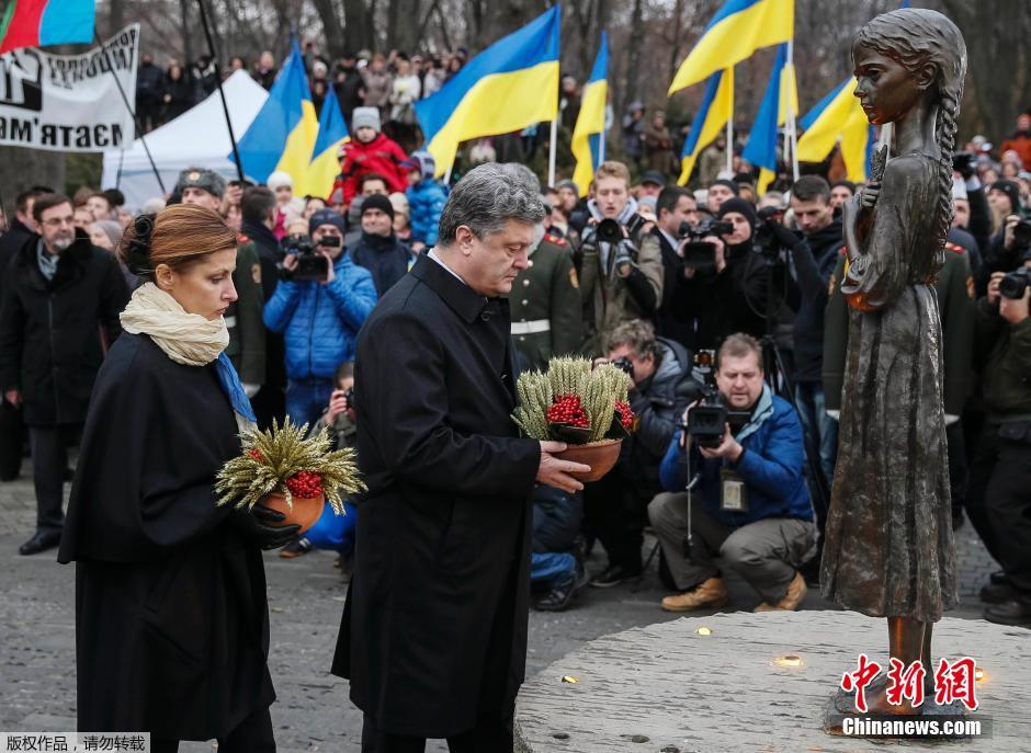 當(dāng)?shù)貢r間2014年11月22日，烏克蘭基輔，民眾舉行儀式紀(jì)念1932-1933烏克蘭大饑荒81周年