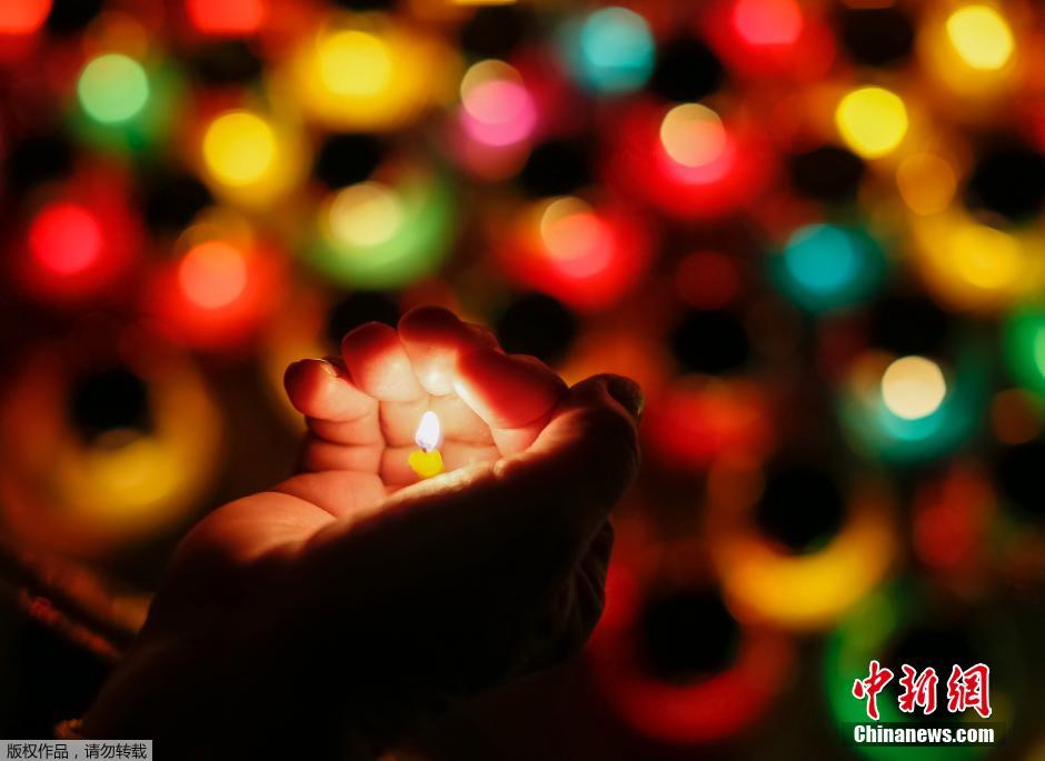 當(dāng)?shù)貢r間2014年11月22日，烏克蘭基輔，民眾舉行儀式紀(jì)念1932-1933烏克蘭大饑荒81周年