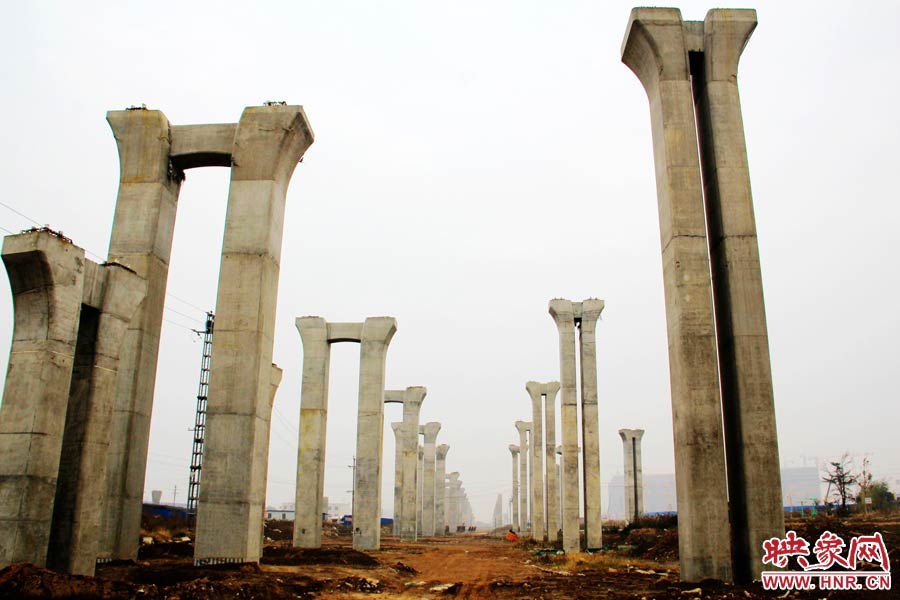 橋墩聳立，一片荒涼。