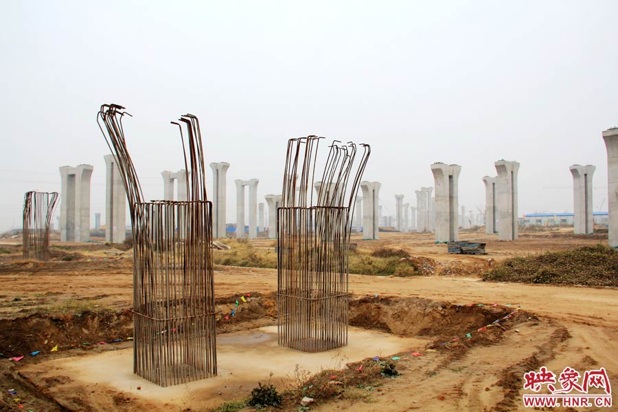 位于鄭州市南四環(huán)的京廣快速路南延工程已經(jīng)停工數(shù)月，現(xiàn)場幾百根橋墩已經(jīng)架起，場面甚是“震撼”。