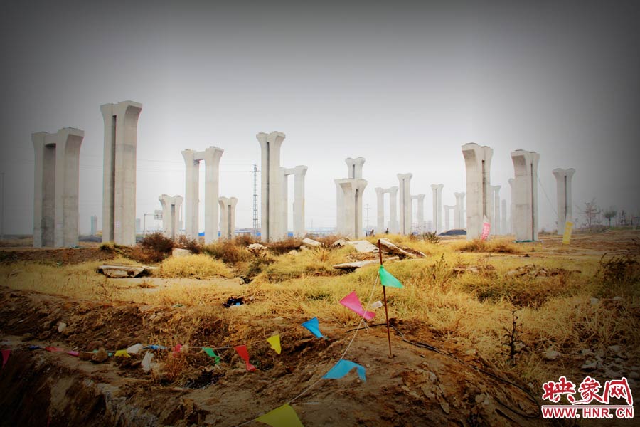 由于項目已經(jīng)停工數(shù)月，施工工地上很難見到工人，設備也很少，雜草叢生，顯得非常荒涼。