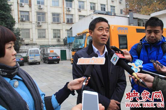 鄭州城市管理局行政執(zhí)法監(jiān)察支隊二大隊副大隊長杜陸水就“河南省人民會堂違法戶外廣告”一事，接受媒體采訪