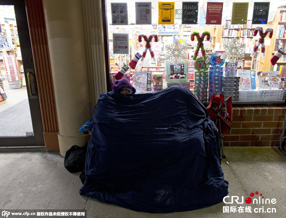 美國“黑色星期五”促銷啟動 民眾深夜宿營排隊搶購 美國“黑色星期五”促銷啟動 民眾深夜宿營排隊搶購