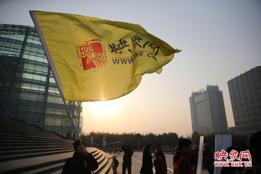 在映象網(wǎng)旗幟的召喚下，車友們匯聚在鄭東新區(qū)。