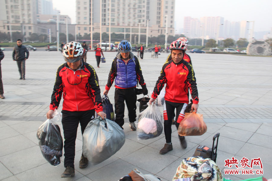 騎友陸續(xù)來到捐贈(zèng)現(xiàn)場(chǎng)