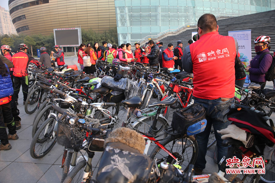 參加活動(dòng)的車友太多，忙壞攝影師