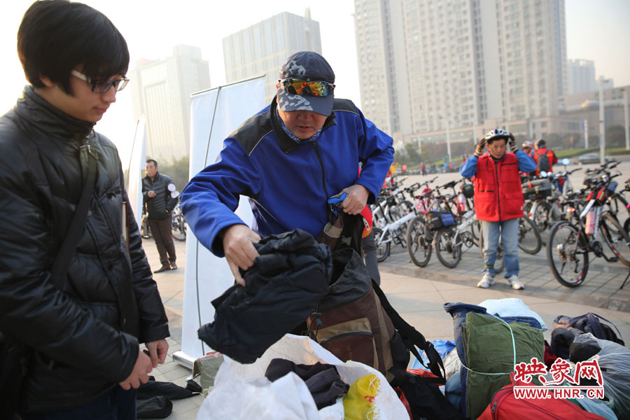 獻(xiàn)愛心捐贈(zèng)衣物