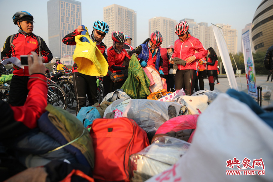 15捐贈(zèng)之前，再試穿一下老式花棉襖