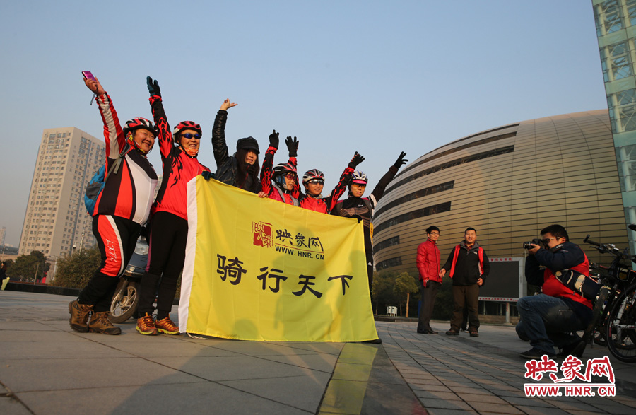 映象網(wǎng)騎行天下的車友，快樂寫在臉上