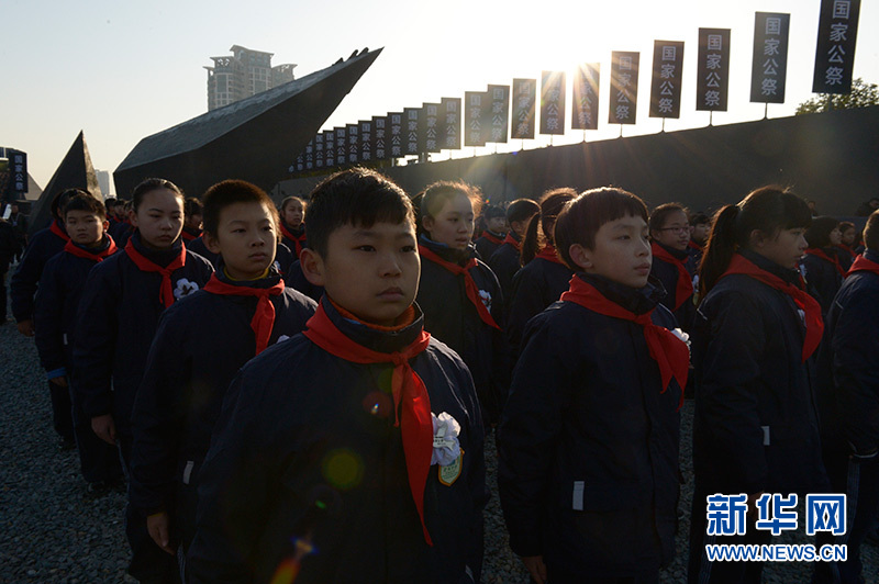 參加國家公祭儀式的小學生 參加國家公祭儀式的小學生