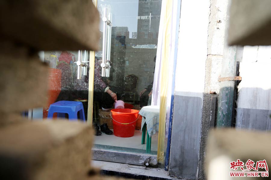 墻內(nèi)一家店面正常營(yíng)業(yè)。