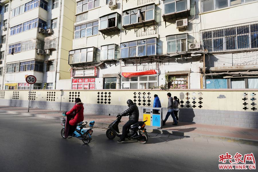 雖然墻內(nèi)的商戶已經(jīng)搬走，但一些門頭還沒撤下。