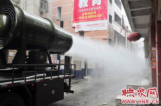 針對造成霧霾的主兇“建筑工地?fù)P塵”，“霧炮車”降塵除塵效果能到到80%。