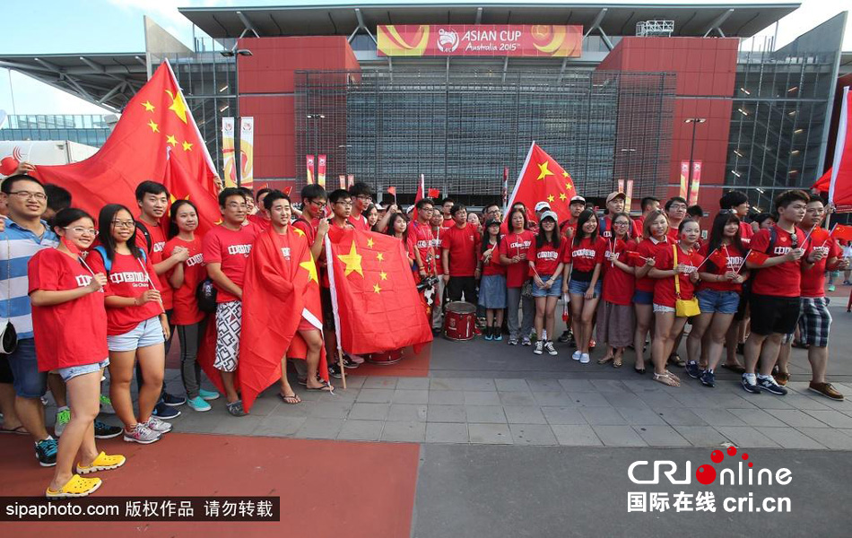 北京時(shí)間1月10日，中國隊(duì)迎來亞洲杯首場比賽，賽前中國球迷揮舞國旗進(jìn)場，為國足助威。