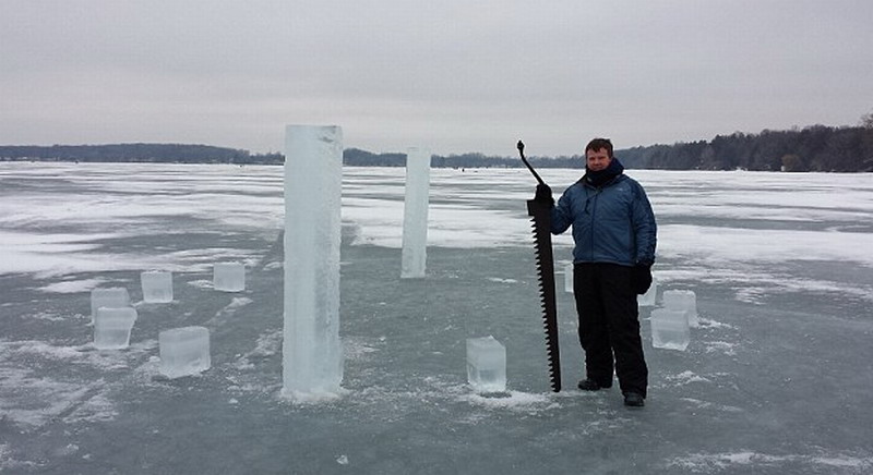 　這5名美國人使用鏈鋸和冰刀切割冰塊，用了2周時間才建成巨大的冰柱巨石陣。（網頁截圖）